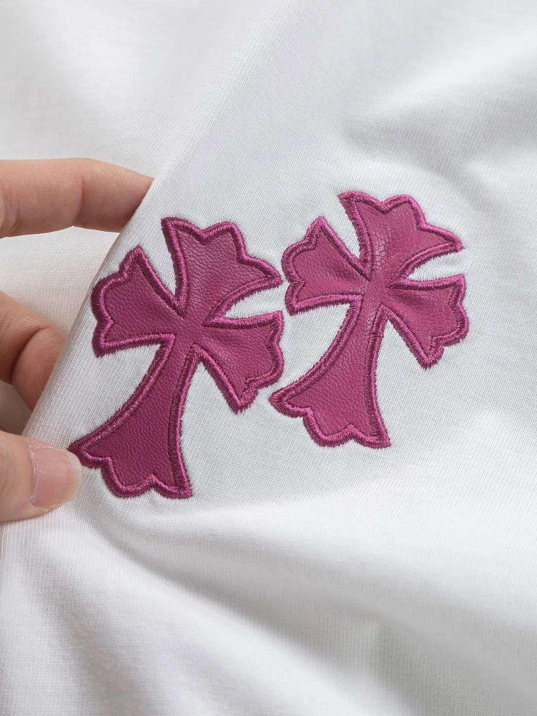 P170 Chrome Hearts CH Cross 26SS New product is hot at the same time💥 Early spring classic style Colorful double cross on the chest 🪡 Embroidery Large logo cross on the back Horseshoe and leather willow ding Sanskrit ✝️🪡 Embroidery Round neck short-sleeved T-shirt, a popular style, a style that both men and women like, the same style for men and women, 100% chance of turning heads when you wear it when you go out! It’s all about being handsome. The designer’s classic sense is precisely grasped. The whole piece of clothing is heavy. Industrial washing process. Ready-made garments are dyed + sprayed for a horse effect. The double-wash process is very recognizable. It uses heavy washing to make it distressed. The edges of the patch are slightly rolled and naturally distressed. It has a three-dimensional sense of layering and a little damage. It is very visually lethal. It adheres to Kroxin's consistent rough style. The chest and back are large, and the horseshoe flower printed patch pattern is embroidered and decorated. It is also decorated with silver metal engraved distressed buttons. The classic elements full of brand recognition instantly enhance the overall sense of grade and specification. Its texture is quite high-end! The overall feeling is high-end, simple and elegant, with silver hardware accessories, a full set of customized accessories, and the pattern of the entire dress is all decorated with patchwork three-dimensional embroidery technology, which is the finishing touch of the entire dress. The design on the back is even more eye-catching! ! This full back is so cool, it’s full of design, and the overall upper body style highlights fashion and individuality. Wearing it together as a couple is even more popular on the street. I recommend the early autumn sweatshirt! ! The fabric is a unique 320g 100% cotton, which is skin-friendly, breathable, warm to the touch, has a strong texture, and has smooth lines. It can be called a back killer, which has very strict requirements on craftsmanship and cost. The smooth neckline, flat cuffs and hems, the stitches are large and tight, tight and orderly, and the details are perfect. The consistent OS version can be worn alone or layered. It is very casual, but very iconic! It is simply the flagship of high-end trendy brands and must be included in your wardrobe. It has the American fashion spirit of freedom and individuality, and is highly recognizable and stylized! Color: Black White Size: S-XL Size chart: S: Shoulder width 50-Bust 56-Length 70 M: Shoulder width 52-Bust 57-Length 72 L: Shoulder width 54-Bust 59-Length 74 XL: Shoulder width 56-Bust 62-Length 76